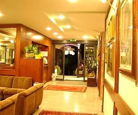 Отель Milton Iris 3*